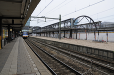 900481 Gezicht op de gedeeltelijk gedemonteerde perronkap op het derde perron van het N.S.-station Utrecht Centraal ...